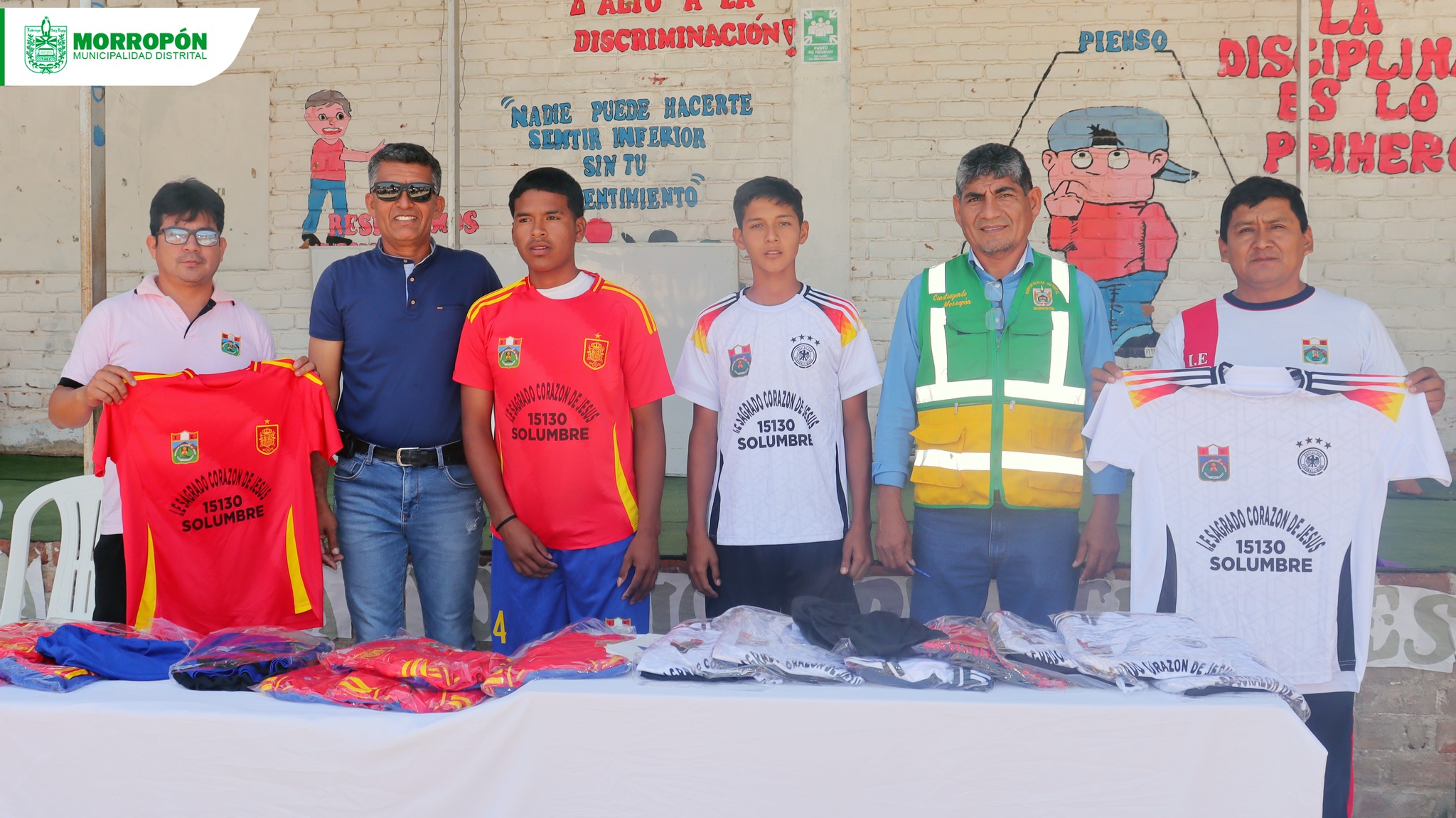Municipalidad Distrital de Morropón entregó hoy camisetas deportivas de futsal a los estudiantes de la I.E. 15130 - Sagrado Corazón de Jesús-Solumbre.