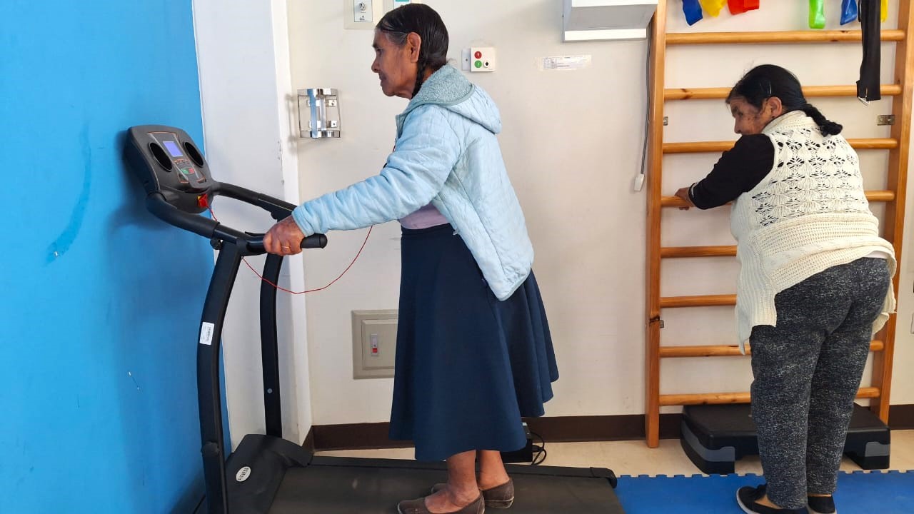 Taller de terapia física para adultos mayores del CIAM