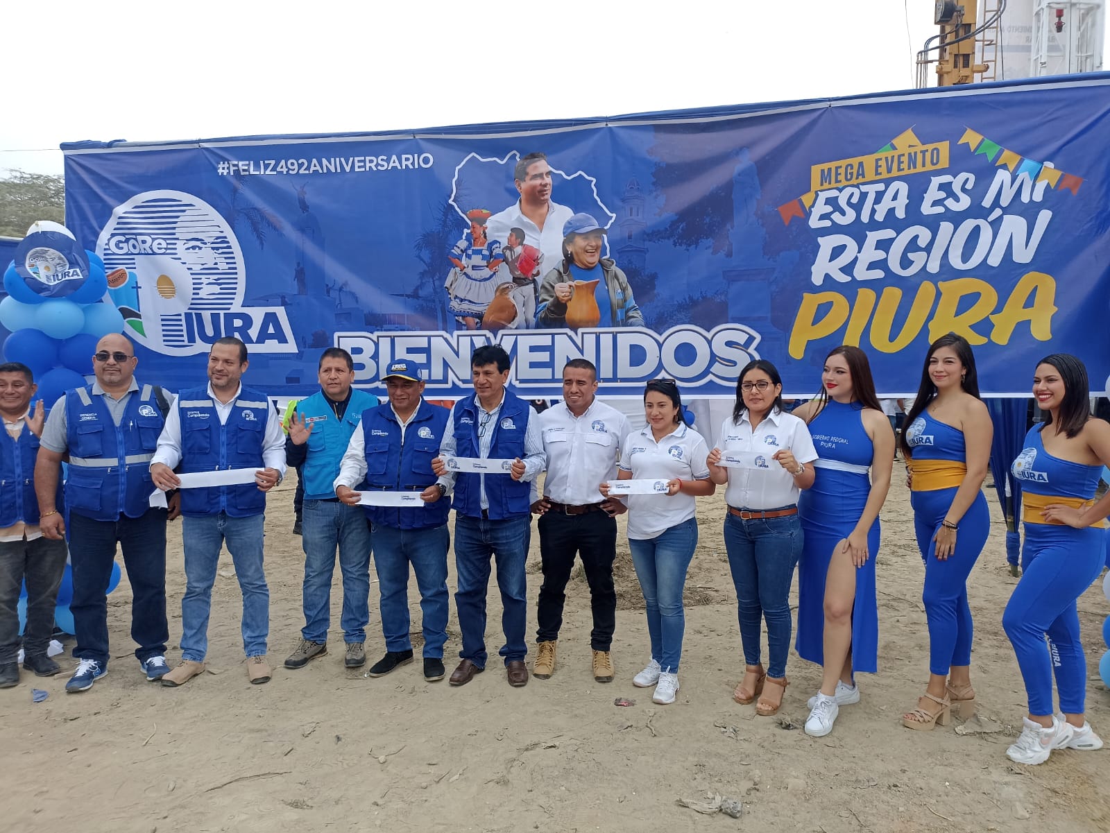 Directores Regionales de cada sector participando en el corte de cinta inaugural del evento