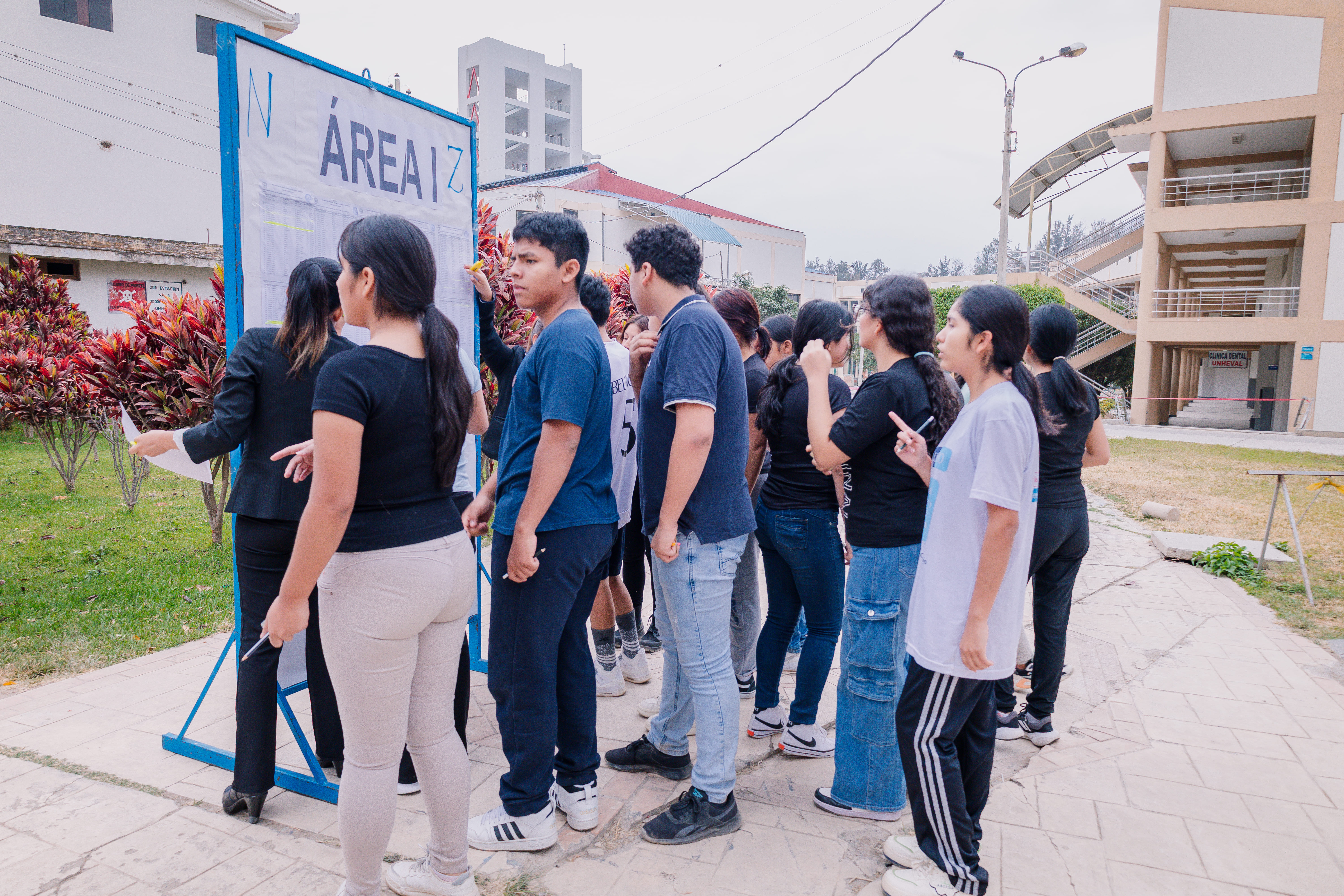 Estudiantes de quinto año buscan sus salones correspondientes