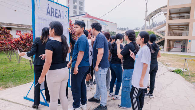 Estudiantes de quinto año buscan sus salones correspondientes