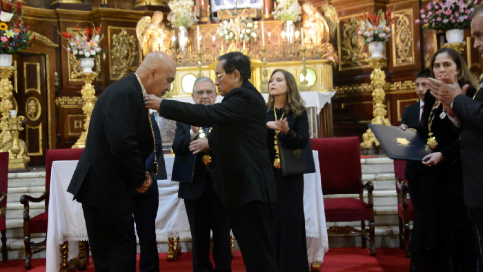 Condecoran a nuestro director general por destacada labor en gestión pública