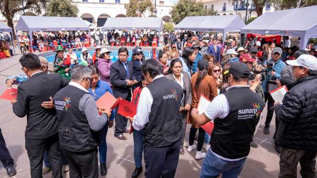 Foto de Servidores de Sunarp entregan títulos de propiedad en Cusco