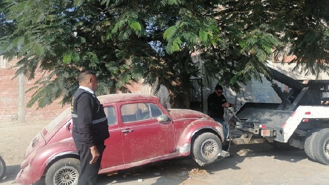 Retiran auto abandonado de la vía pública
