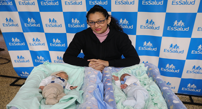 Médicos de EsSalud salvan vida de dos gemelos con cirugía intrauterina mínimamente invasiva