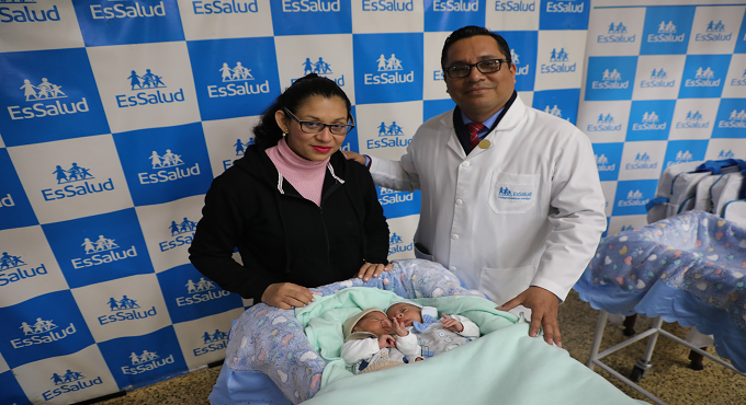 Médicos de EsSalud salvan vida de dos gemelos con cirugía intrauterina mínimamente invasiva