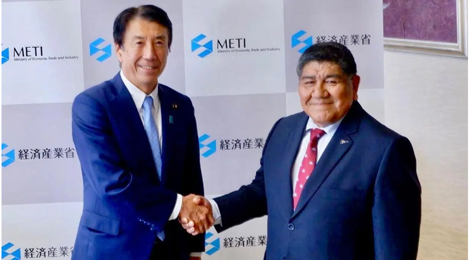 Ministro Rómulo Mucho se da la mano con Saito Ken, titular del Ministerio de Economía, Comercio e Industria de Japón (METI).