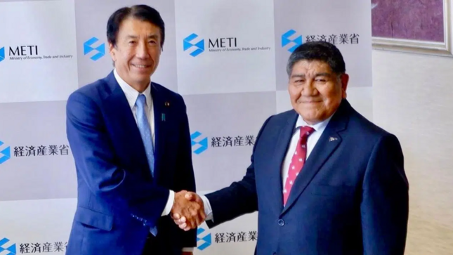 Ministro Rómulo Mucho se da la mano con Saito Ken, titular del Ministerio de Economía, Comercio e Industria de Japón (METI).