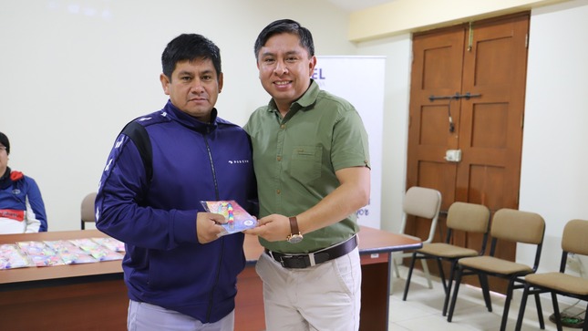 Director de Ugel recibiendo el reconocimiento