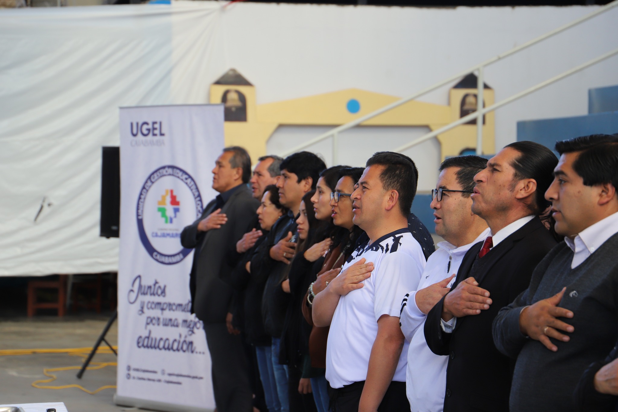 Autoriodades educativas participando de la ceremonia
