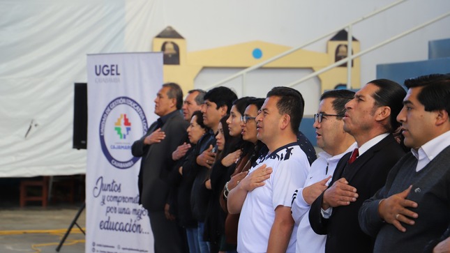 Autoriodades educativas participando de la ceremonia