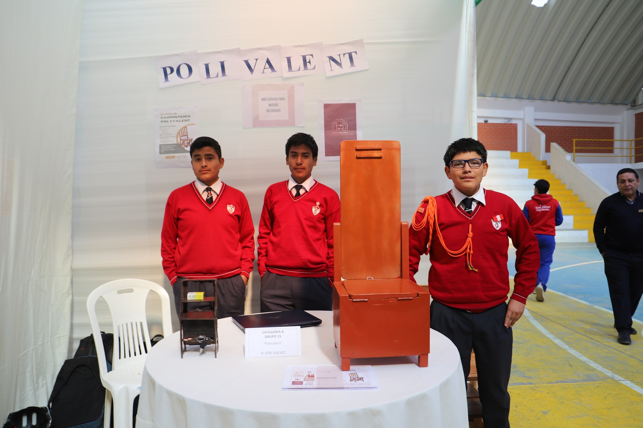 Estudiantes presentando su proyecto