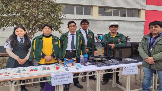 foto de estudiantes con su proyecto