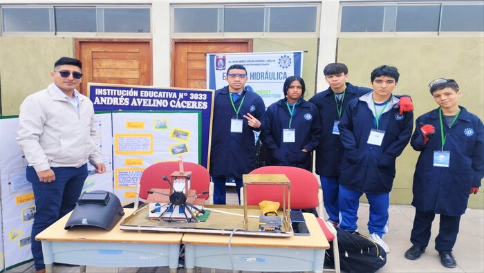 foto de estudiantes con su proyecto