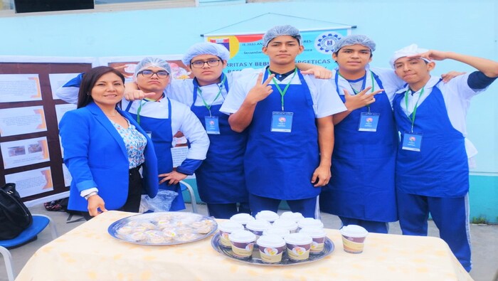 foto de estudiantes presentando su proyecto