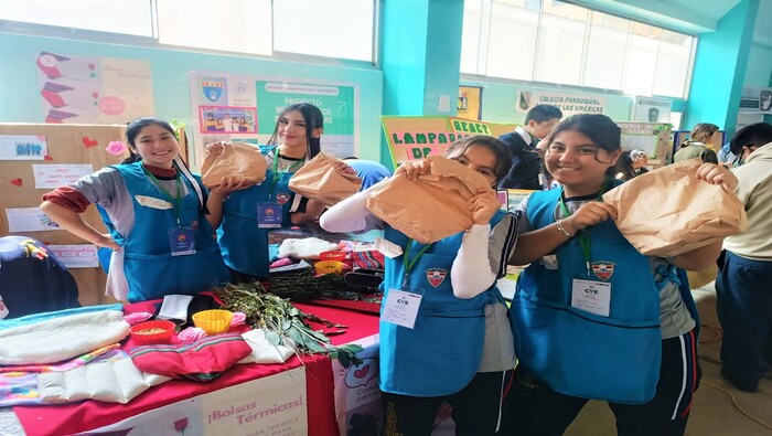 foto de estudiantes con su proyecto