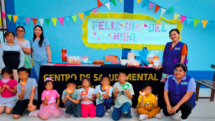 Por otro lado, el 𝐂𝐞𝐧𝐭𝐫𝐨 𝐝𝐞 𝐒𝐚𝐥𝐮𝐝 𝐌𝐞𝐧𝐭𝐚𝐥 𝐂𝐨𝐦𝐮𝐧𝐢𝐭𝐚𝐫𝐢𝐨 𝐒𝐞𝐜𝐡𝐮𝐫𝐚 organizó una actividad grupal enfocada en incentivar la integración, la aceptación y el trabajo en equipo entre los pequeños.