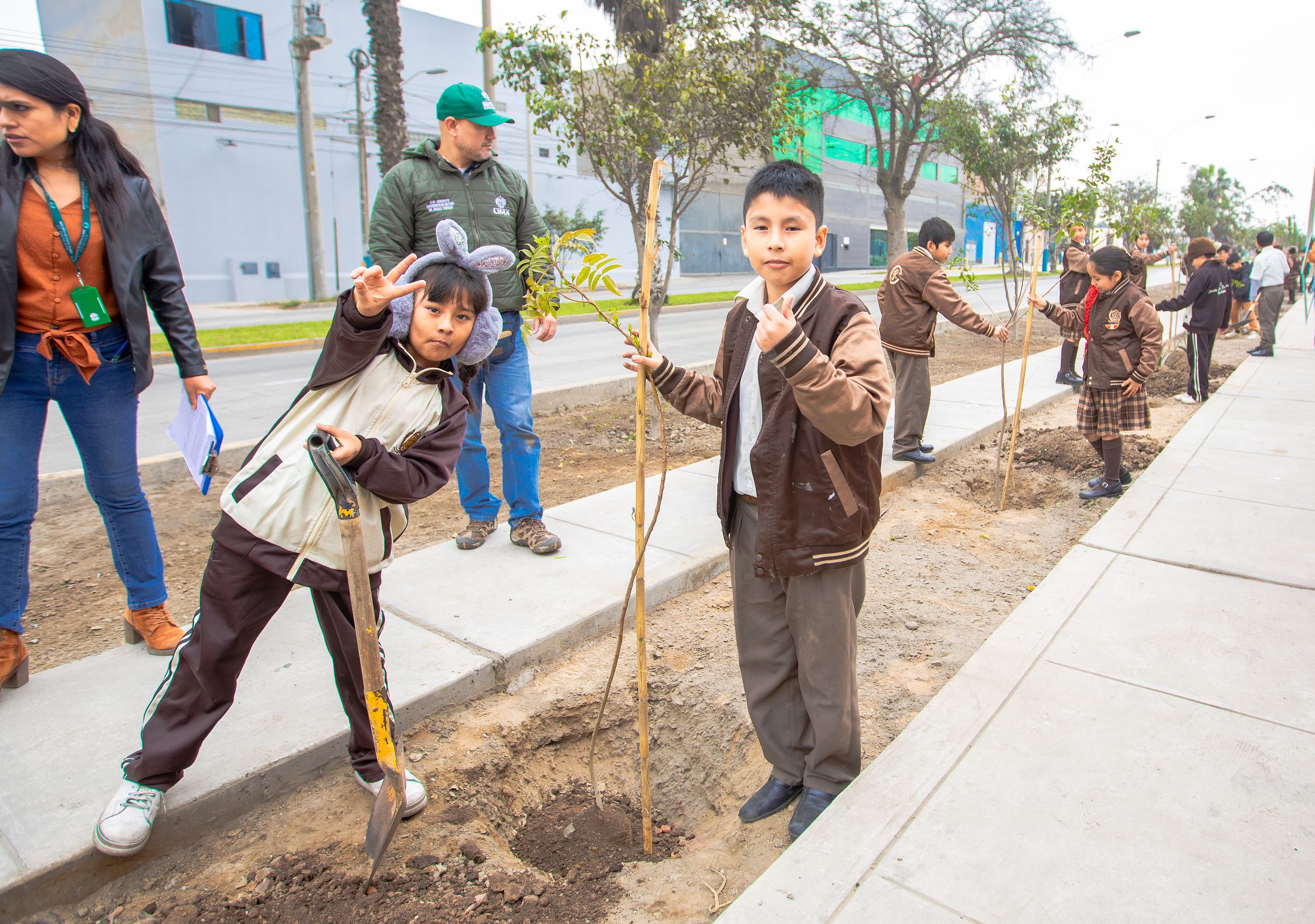 Niños plantando