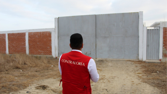 Tumbes. – La Contraloría General reveló irregularidades en la contratación de la obra de creación de la Villa Deportiva de Zarumilla, a cargo del Gobierno Regional de Tumbes, valorizada en S/1.3 millones. El comité de selección favoreció a un postor que tenía las mismas observaciones realizadas a otras ofertas, pero se le admitió y otorgó la buena pro, evidenciando un trato desigual en la evaluación.