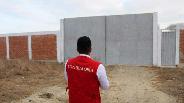 Tumbes. – La Contraloría General reveló irregularidades en la contratación de la obra de creación de la Villa Deportiva de Zarumilla, a cargo del Gobierno Regional de Tumbes, valorizada en S/1.3 millones. El comité de selección favoreció a un postor que tenía las mismas observaciones realizadas a otras ofertas, pero se le admitió y otorgó la buena pro, evidenciando un trato desigual en la evaluación.