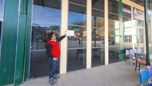 Huancavelica. - La Contraloría General detectó que funcionarios de la Municipalidad Provincial de Tayacaja (2019-2022) pagaron por la obra de creación del servicio del terminal terrestre en el distrito de Pampas, provincia de Tayacaja, a pesar de existir partidas no ejecutadas, parcialmente ejecutadas y no acordes al expediente técnico.  Además, se advirtió la ausencia del residente de obra por 121 días, por lo que no se aplicó ninguna penalidad al contratista y ocasionó un perjuicio económico de S/ 868 117. 