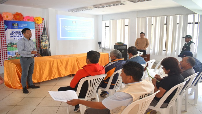 capacitaci贸n sobre asociatividad y manejo de cultivos en Acos