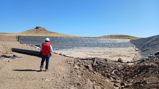 Puno. – La Contraloría General detectó irregularidades en la ejecución de la obra de construcción y manejo de residuos en el relleno sanitario de Itapalluni, ubicada en la ciudad de Puno. Entre las principales observaciones están el inadecuado control de metrados, valorizaciones incorrectas y la falta de señalización exterior, todo ello aumentaría los costos y entorpecería los objetivos del proyecto.