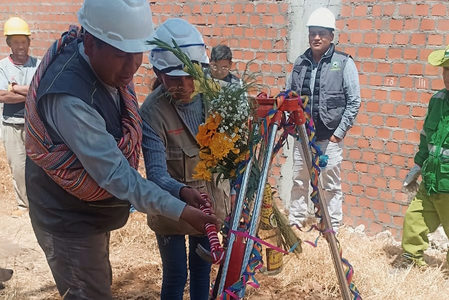 Colocación de la primera piedra en la obra de construcción