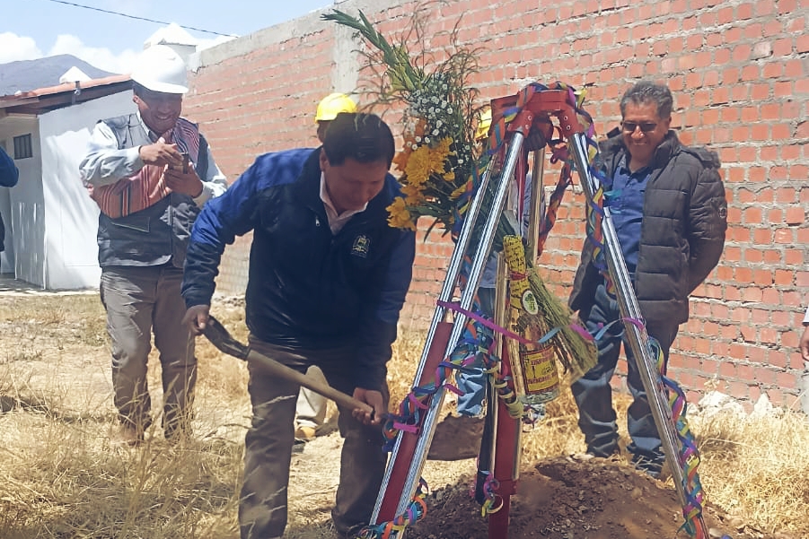 Colocación de la primera piedra en la obra de construcción