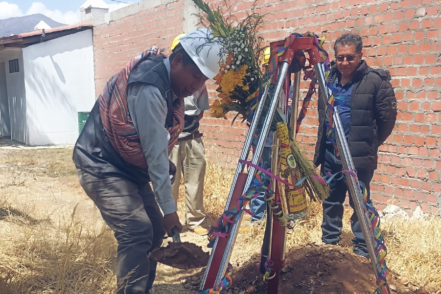 Colocación de la primera piedra en la obra de construcción