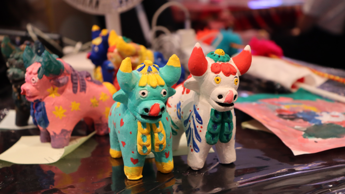 Embajada del Perú en Tailandia conecta la cultura peruana con el taller “Pinta tu propio Torito de Pucará”