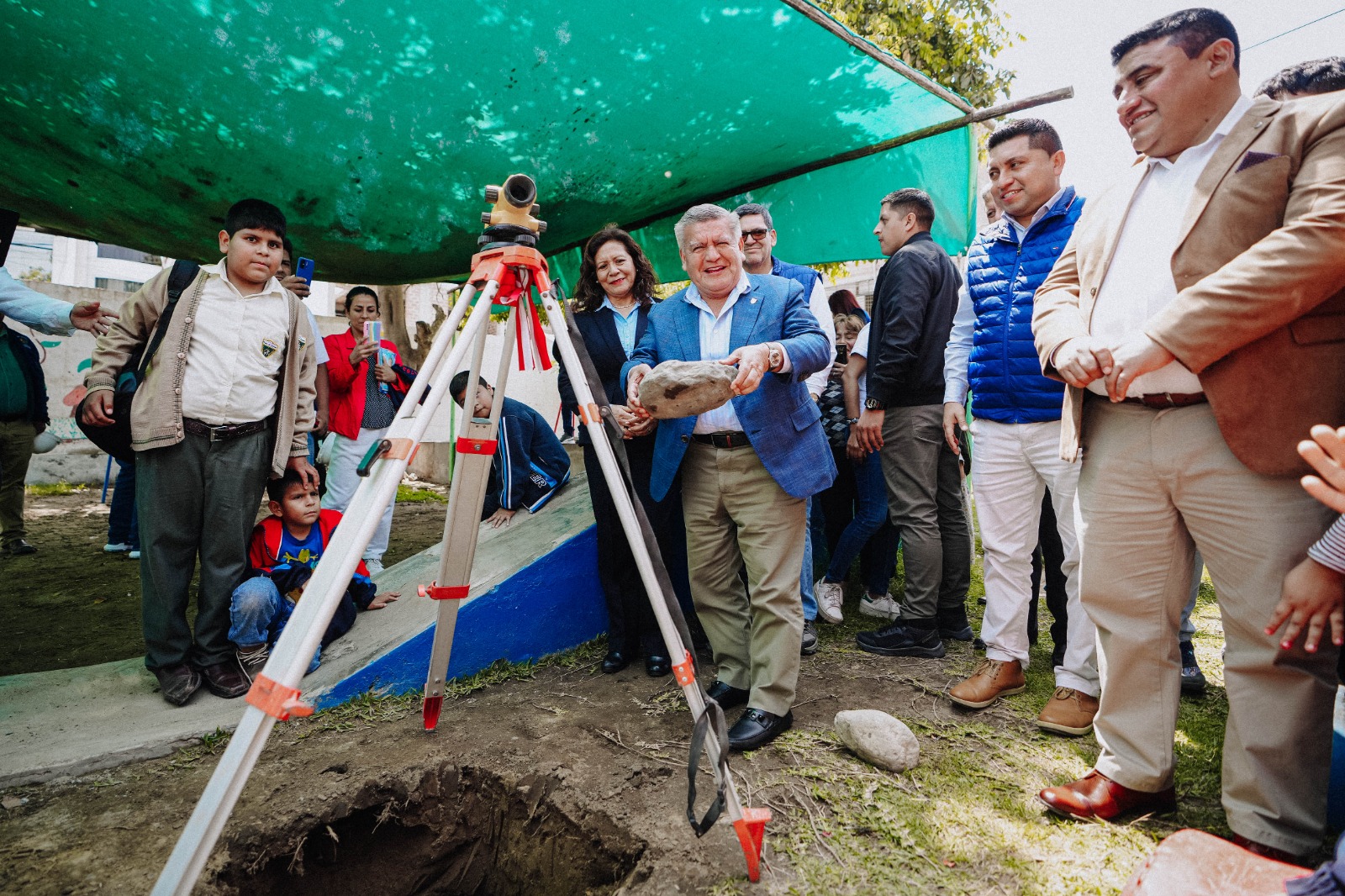 César Acuña colocó primera piedra de la quinta obra en La Esperanza