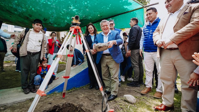 César Acuña colocó primera piedra de la quinta obra en La Esperanza
