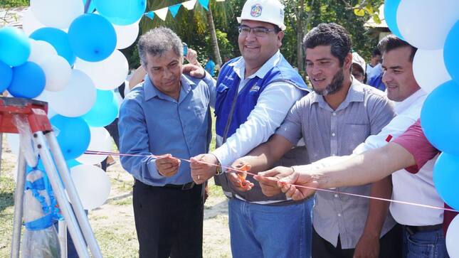 Alcalde Cesar Vidaurre inaugura nueva losa deportiva Dos de mayo de muyuy - Rio amazonas