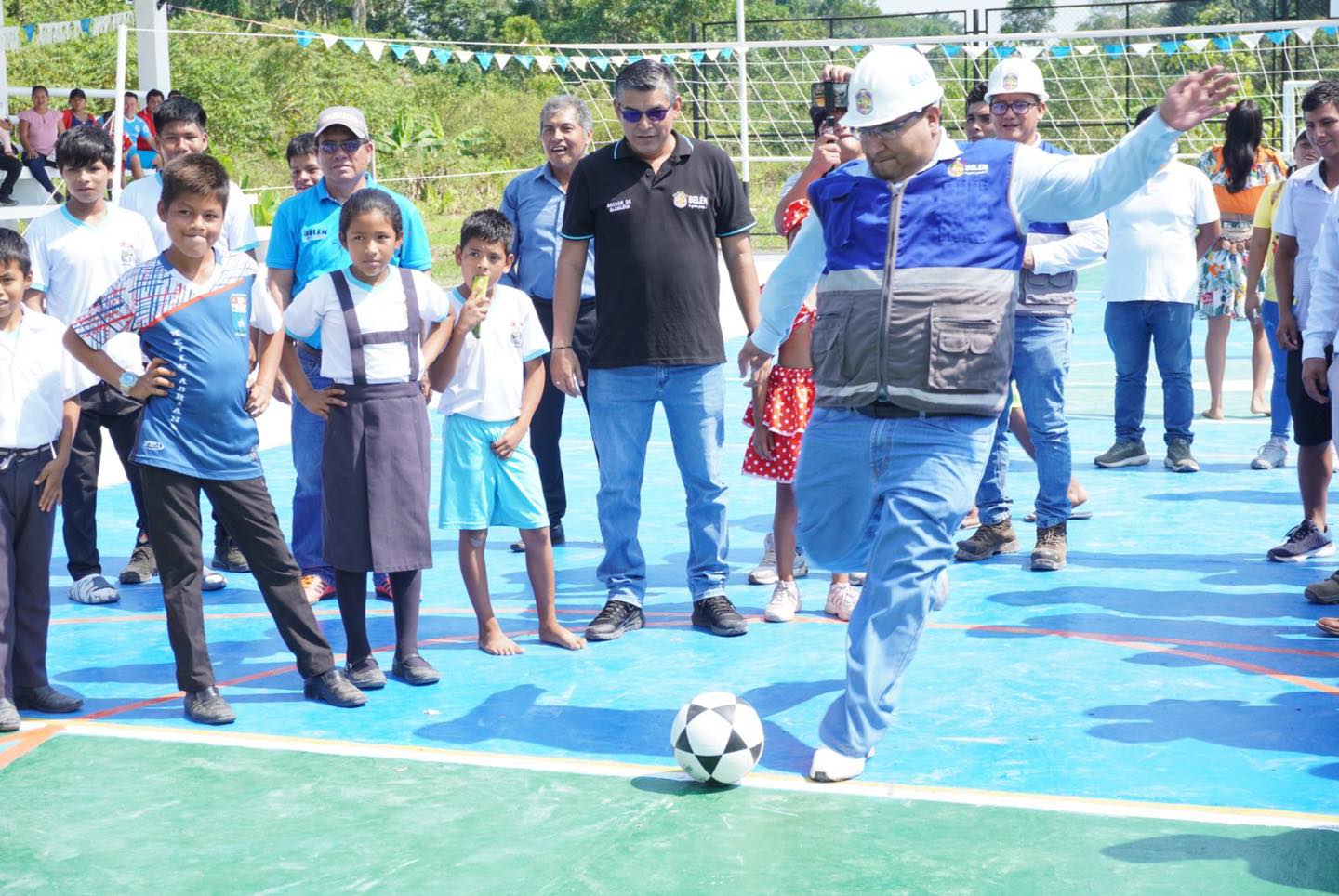 Alcalde Cesar Vidaurre inaugura nueva losa deportiva Dos de mayo de muyuy - Rio amazonas