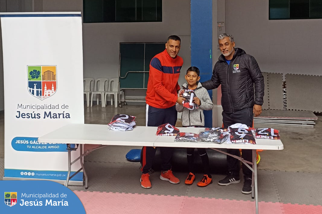 Nuestras selecciones jesusmarianas de ajedrez sub 11 y sub 14 ♟️, y la de fútbol sub 10 y sub 12 ⚽ fueron invitados a la inauguración de esta importante competencia distrital que conducirá al surgimiento de nuevos talentos , 🏃🏻 junto a destacados representantes de nuestro deporte nacional. 🇵🇪