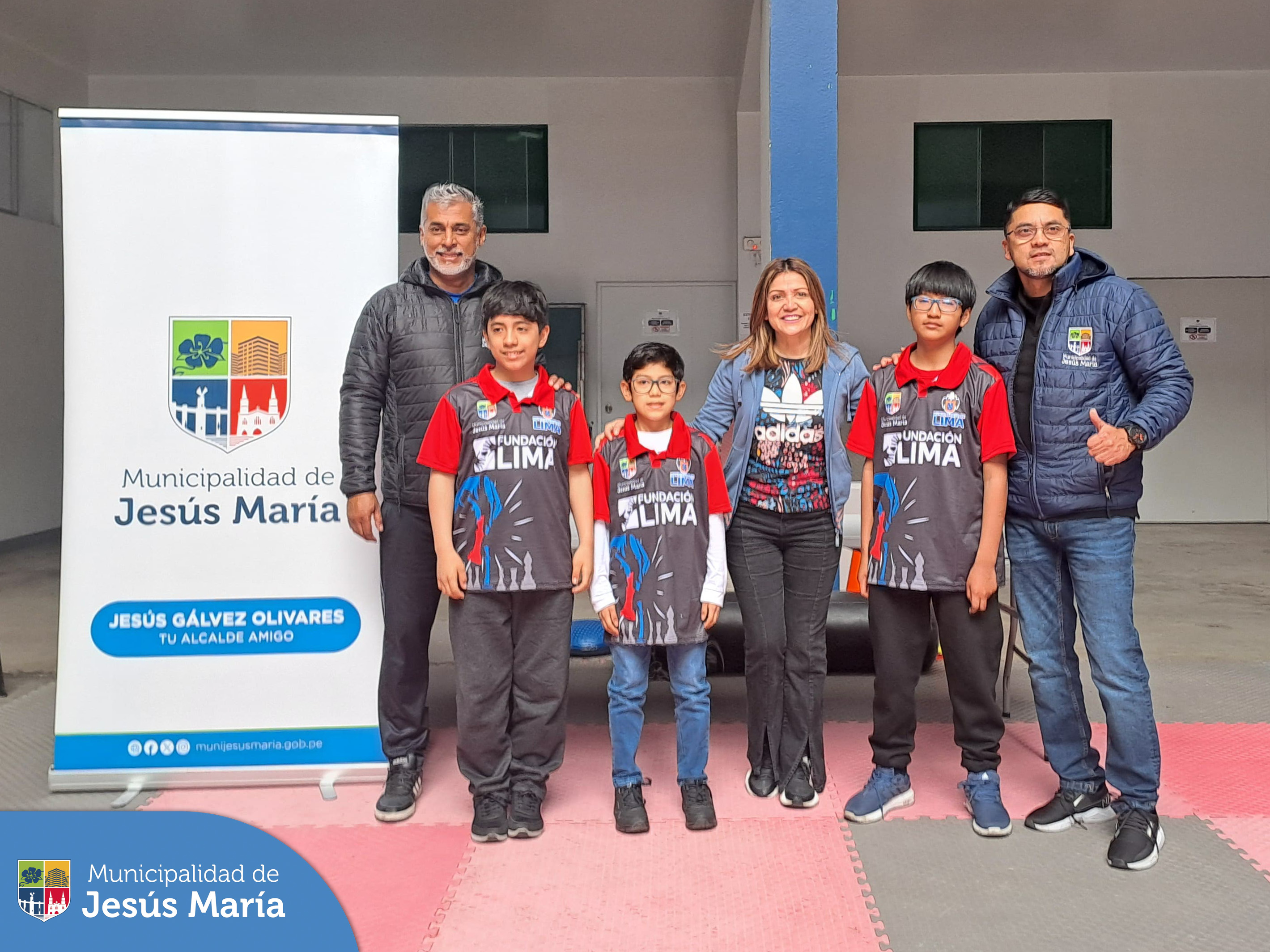 Nuestras selecciones jesusmarianas de ajedrez sub 11 y sub 14 ♟️, y la de fútbol sub 10 y sub 12 ⚽ fueron invitados a la inauguración de esta importante competencia distrital que conducirá al surgimiento de nuevos talentos , 🏃🏻 junto a destacados representantes de nuestro deporte nacional. 🇵🇪