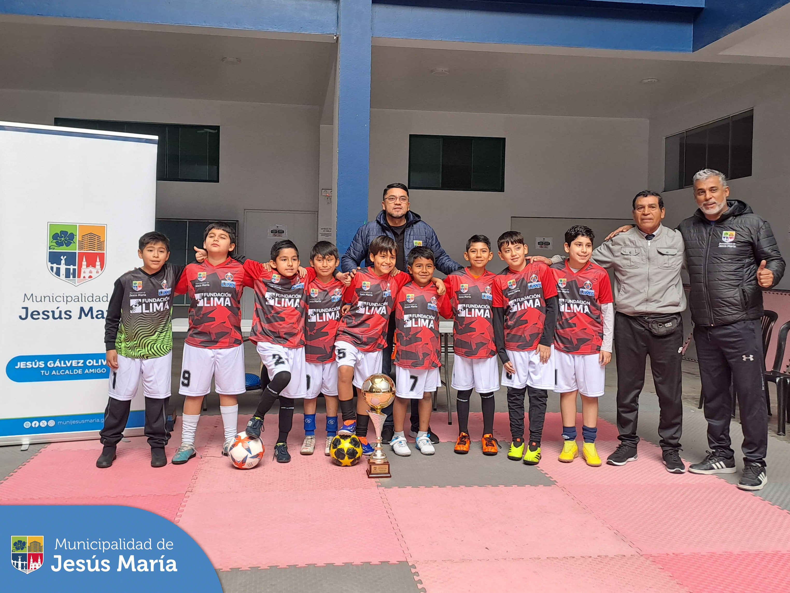 Nuestras selecciones jesusmarianas de ajedrez sub 11 y sub 14 ♟️, y la de fútbol sub 10 y sub 12 ⚽ fueron invitados a la inauguración de esta importante competencia distrital que conducirá al surgimiento de nuevos talentos , 🏃🏻 junto a destacados representantes de nuestro deporte nacional. 🇵🇪