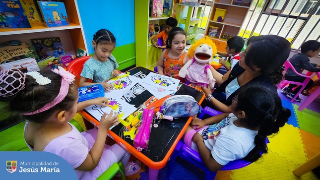 Ya son muchos niños los que participan de los diversos talleres gratuitos 🤩 y disfrutan de cuentacuentos, pintura y manualidades con material reciclado. ♻️ No dejes pasar esta oportunidad y haz que tus pequeños exploren su imaginación. ✨
Conoce nuestros horarios ingresando al siguiente link 👉 bit.ly/4frKlod. 
¡Los esperamos! 🙌