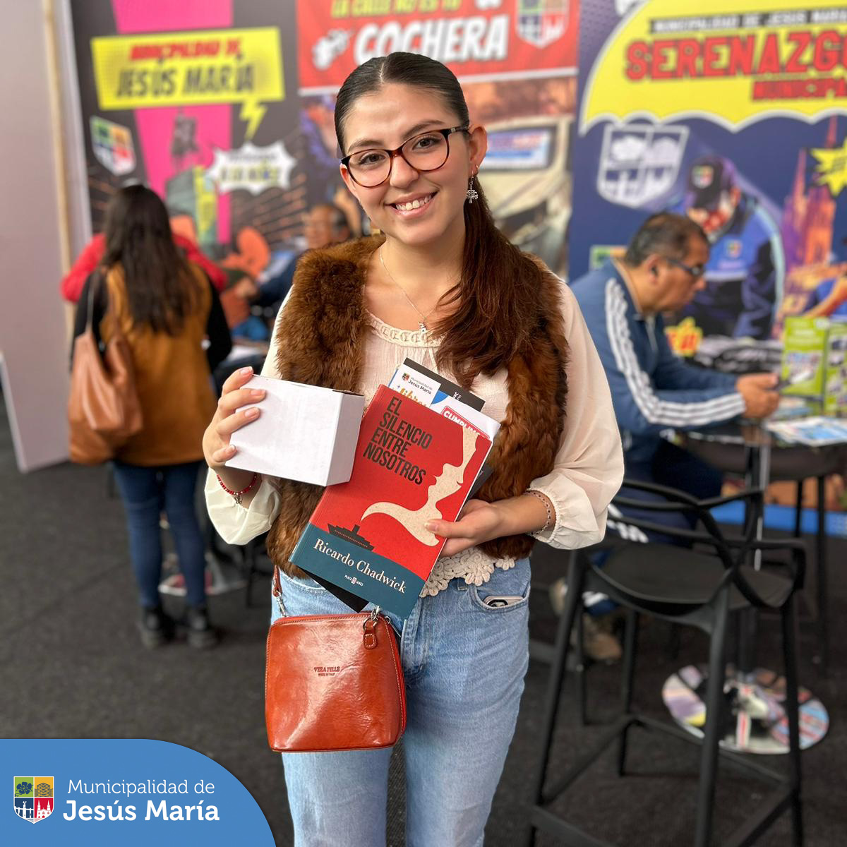 Una vez más, Jesús María fue escenario de este gran evento cultural que promueve la lectura y el arte. 📖 Agradecemos a todos los asistentes que visitaron nuestro stand Rostros del Bicentenario y a los voluntarios del programa #JesúsMaríaSomosTodos que apoyaron regalando libros a todos los participantes. 🤩
¡Nos reencontramos en una próxima edición!