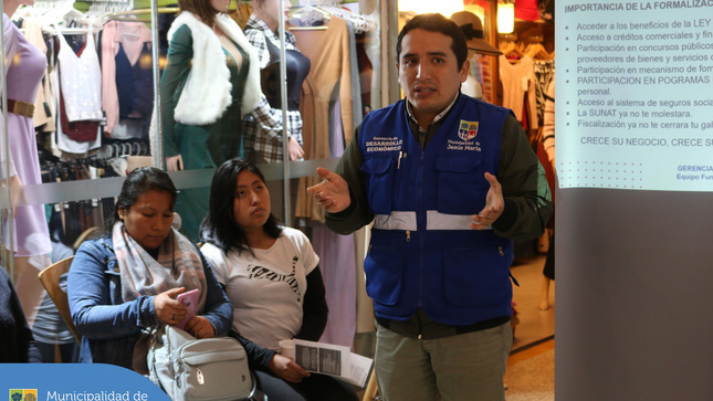 Comerciantes de la Galería Center recibieron una capacitación a cargo de la Subgerencia de Gestión del Riesgo de Desastres 👷🏻‍♂️ en donde les brindaron una charla de comportamiento en emergencias, primeros auxilios y manejo de extintores. 🧯 De esta manera lograrán actuar más rápido y mejor ante una situación de emergencia