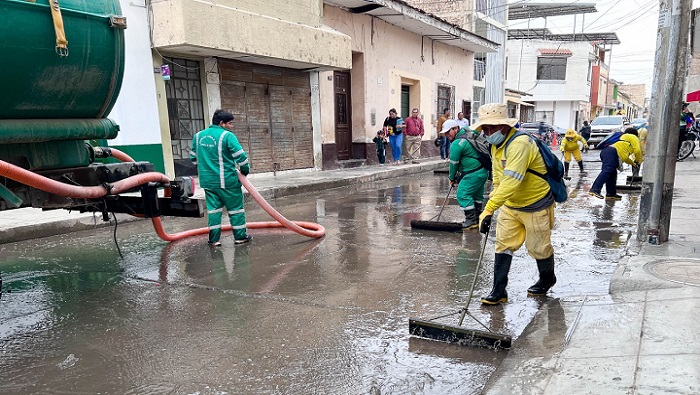 Limpian avenidas de agua residuales