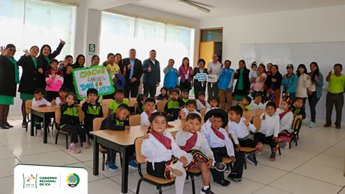 Dotación de nuevas sillas y mesas para los niños de la Institución Educativa N° 327