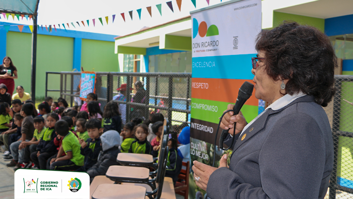 Dotación de nuevas sillas y mesas para los niños de la Institución Educativa N° 327
