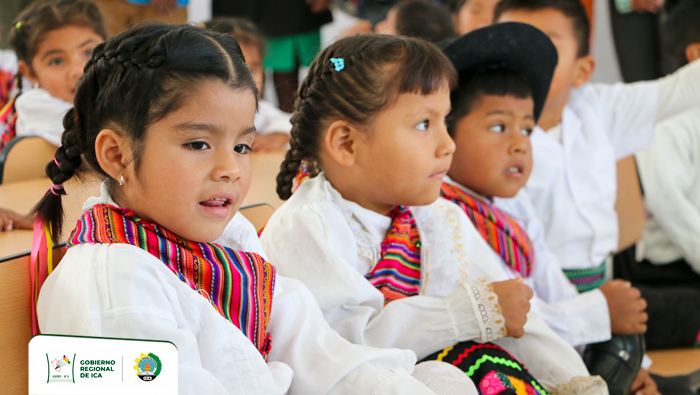 Dotación de nuevas sillas y mesas para los niños de la Institución Educativa N° 327