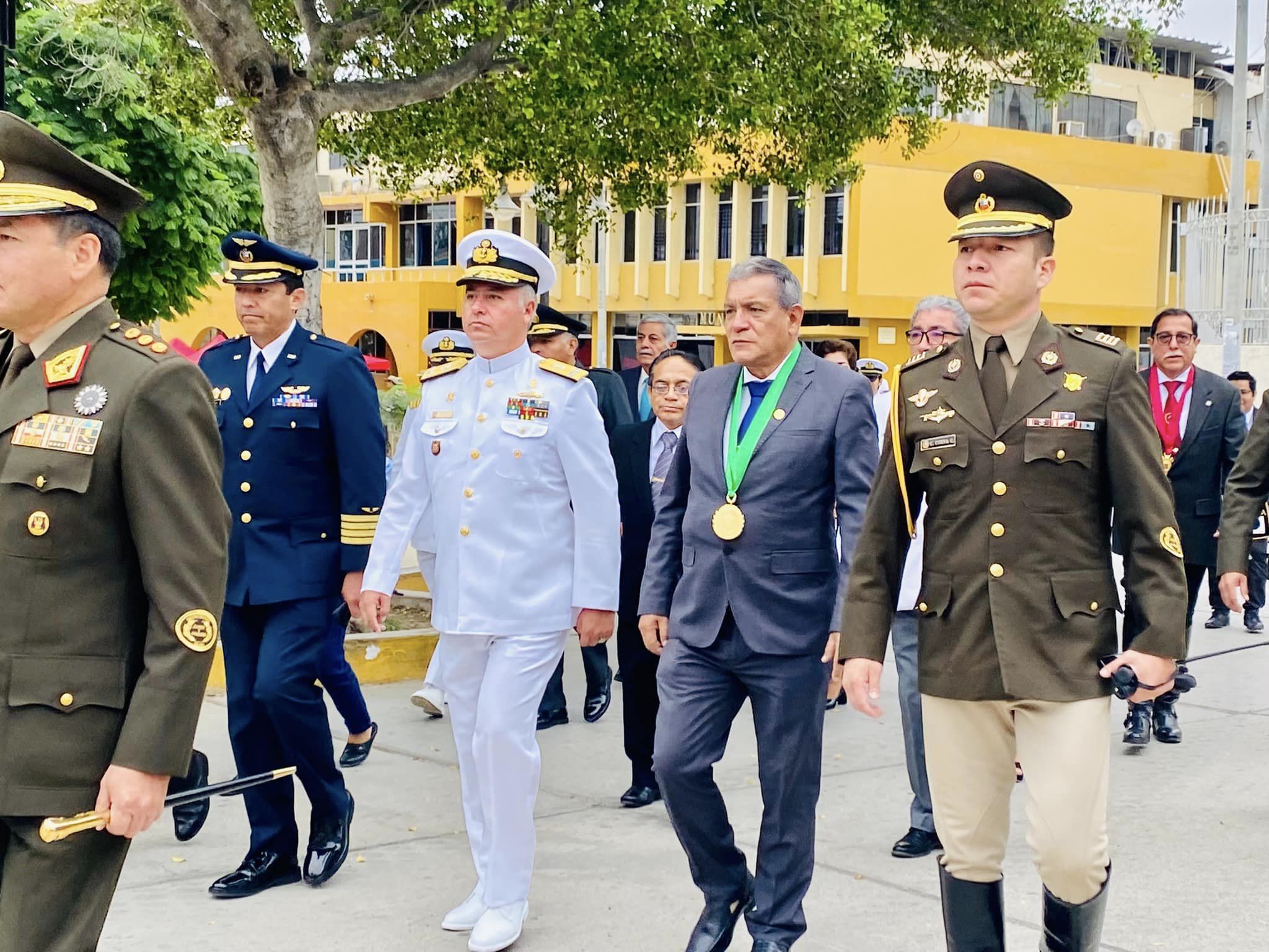 El alcalde de Sullana, Ing. Marlem Mogollón Meca, participó en la ceremonia por el Bicentenario de la Batalla de Junín y Día del Arma de Caballería.
Esta actividad fue organizada por la Primera Brigada de Caballería, bajo la Comandancia General del Gral. de Brigada EP. Domenico Maguiña La Torre, en la Plaza de Armas de Sullana. También estuvieron presentes la regidora Mercy Marchena Reto y los alcaldes distritales de Miguel Checa y Salitral.
La Batalla de Junín, librada el 6 de agosto de 1824, fue crucial en la independencia del Perú. Los Húsares de Junín jugaron un papel decisivo, demostrando valentía y contribuyendo significativamente a la victoria patriota.