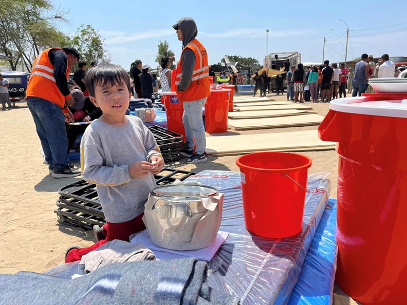 En estos momentos difíciles para veintena de familias, la Municipalidad Provincial de Sullana se hace presente con ayuda humanitaria para los damnificados del incendio registrado ayer en el sector Ampliación Ribera del Chira, en Av. El Alto y Bosco, Urb. Santa Rosa.
Los vecinos afectados agradecieron al alcalde Marlem Mogollón por la ayuda brindada. Desde el primer momento de ocurrido el siniestro, el personal municipal viene brindando atención, a través de Serenazgo y cisternas con agua para facilitar el accionar de los bomberos.
Asimismo, el Centro de Operaciones de Emergencia Local Sullana, la Gerencia de Seguridad Ciudadana, Subgerencia de Gestión de Riesgos de Desastres y la Coordinación de Defensa Civil activaron a las Unidades de Primera Respuesta.
Los regidores Segundo Gallo, Mercy Marchena, Oswaldo Clavijo y Melva Criollo constataron la rápida y oportuna ayuda a los damnificados; destacando el compromiso de la gestión del alcalde Marlem Mogollón.
Además, soldados de la Primera Brigada de Caballería se sumaron para garantizar el orden y seguridad durante la entrega de la ayuda humanitaria. También se anunció que a través de la Gerencia de Desarrollo e Inclusión Social se continuará brindando apoyo a la población afectada.