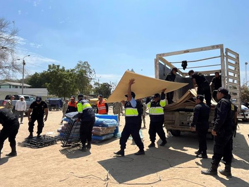 En estos momentos difíciles para veintena de familias, la Municipalidad Provincial de Sullana se hace presente con ayuda humanitaria para los damnificados del incendio registrado ayer en el sector Ampliación Ribera del Chira, en Av. El Alto y Bosco, Urb. Santa Rosa.
Los vecinos afectados agradecieron al alcalde Marlem Mogollón por la ayuda brindada. Desde el primer momento de ocurrido el siniestro, el personal municipal viene brindando atención, a través de Serenazgo y cisternas con agua para facilitar el accionar de los bomberos.
Asimismo, el Centro de Operaciones de Emergencia Local Sullana, la Gerencia de Seguridad Ciudadana, Subgerencia de Gestión de Riesgos de Desastres y la Coordinación de Defensa Civil activaron a las Unidades de Primera Respuesta.
Los regidores Segundo Gallo, Mercy Marchena, Oswaldo Clavijo y Melva Criollo constataron la rápida y oportuna ayuda a los damnificados; destacando el compromiso de la gestión del alcalde Marlem Mogollón.
Además, soldados de la Primera Brigada de Caballería se sumaron para garantizar el orden y seguridad durante la entrega de la ayuda humanitaria. También se anunció que a través de la Gerencia de Desarrollo e Inclusión Social se continuará brindando apoyo a la población afectada.