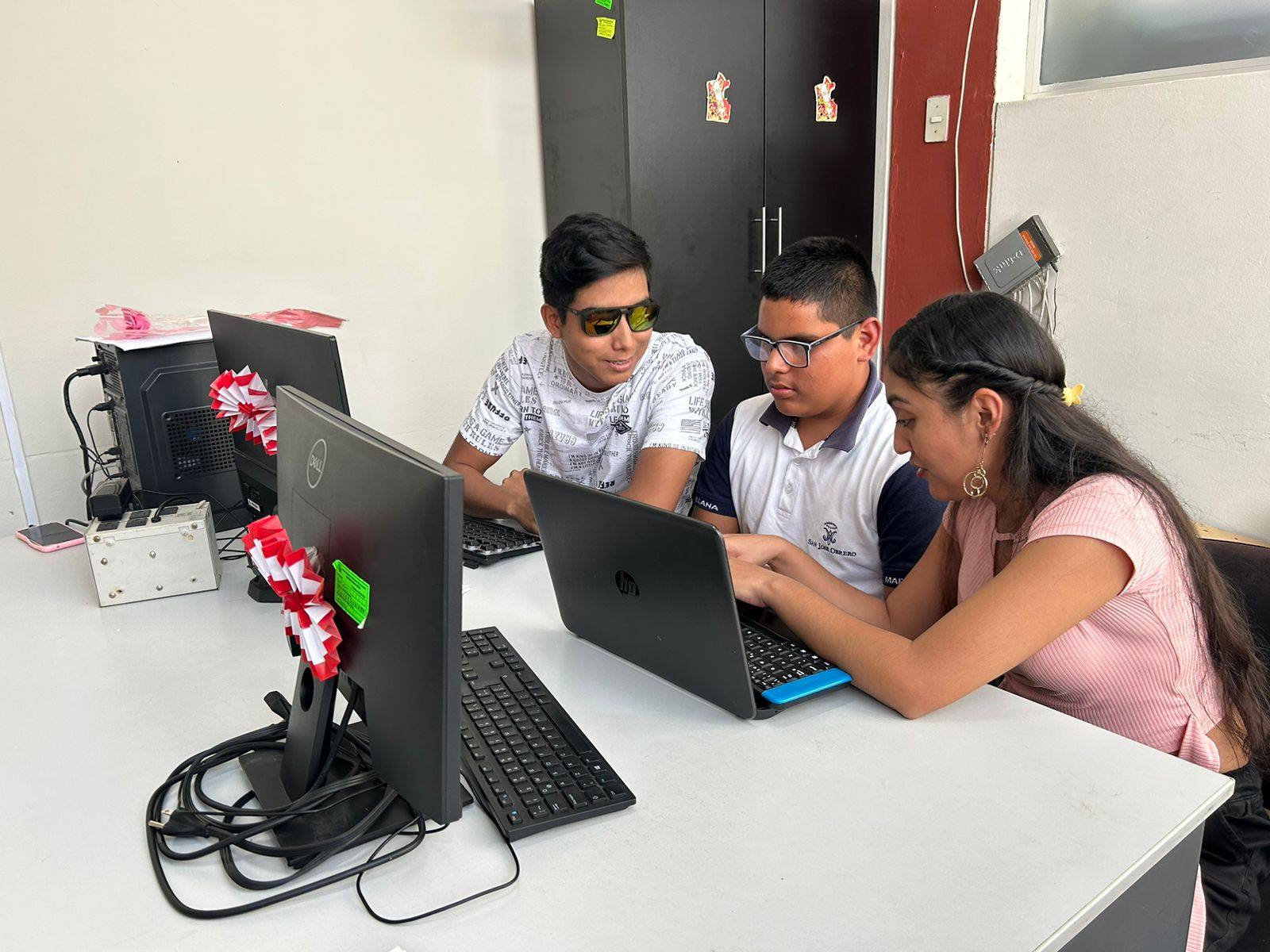El alcalde de Sullana, Ing. Marlem Mogollón Meca, en colaboración con la Coordinadora de la Biblioteca Pública Municipal, Marianela Mora Chorres, sigue impulsando el curso "Uso de Tecnologías de Apoyo para Personas con Discapacidad", iniciativa de la Asociación Provincial de Ciegos de Sullana (APCIS).
El curso tiene por objetivo promover el bienestar personal y familiar de las personas con discapacidad visual, fomentando de esta manera la inclusión a través del acceso a tecnologías adaptadas.
El curso se realiza en la sala accesible "Leer Sin Ver" de la Biblioteca Pública Municipal, de manera gratuita todos los martes y viernes de 3:00 p.m. a 5:00 p.m. hasta el 31 de agosto.
Leslie Ruiz Pedrera y Harvey Manuel Enrique Vega Ramírez, son los encargados de guiar a los participantes en el uso de herramientas tecnológicas que hoy en día son actividades diarias.
Por su parte, el Ing. Marlem Mogollón Meca reafirma su compromiso en fortalecer iniciativas que promuevan la integración de todas las personas en provincia de Sullana.
