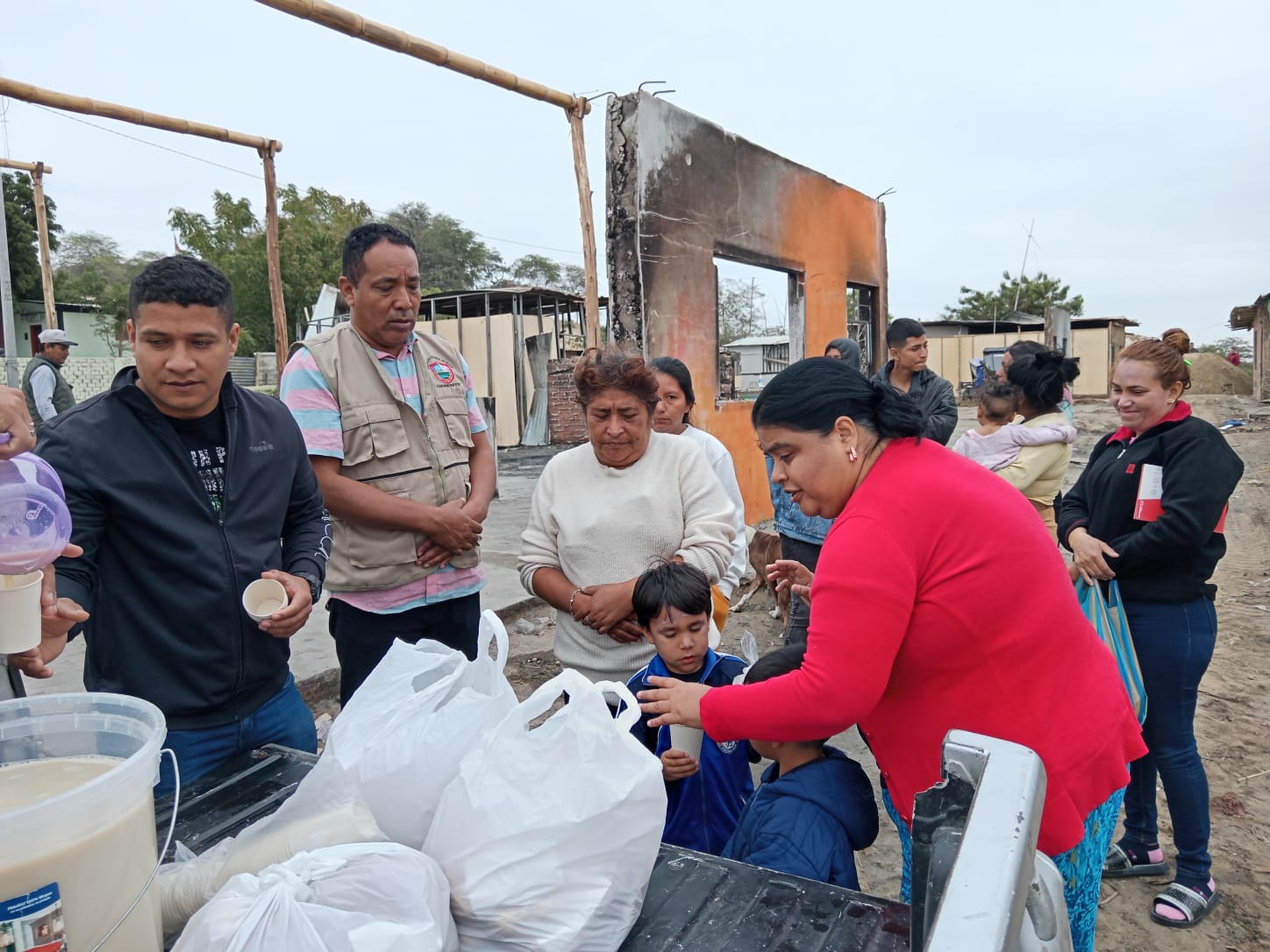 La Municipalidad de Sullana, liderada por el Ing. Marlem Mogollón Meca, continúa brindando ayuda a más de 20 familias damnificadas. El gerente de Desarrollo e Inclusión Social, Lic. José Chozo Calvay, y el subgerente de Educación, Lic. Houdini Guerrero, realizaron la entrega de más de 80 desayunos.
Igualmente, en la tarde se hizo entrega de desayunos. Además, Chozo y la regidora Irma More Gutiérrez, organizaron 80 cenas para los damnificados, garantizando así, que reciban el apoyo necesario mientras se gestionan soluciones para su recuperación.
La municipalidad de Sullana a través de la Gerencia de Desarrollo e Inclusión Social realizó la entrega de desayunos a más de 80 personas damnificas del incendio en la Urb. Santa Rosa, como parte del compromiso del Alcalde Marlem Mogollón Meca en dar soporte a las familias que lo perdieron todo por el siniestro.
La Regidora Tatiana Ríos Vásquez estuvo presente acompañando a las familias junto al gerente de Desarrollo e Inclusión Social, José Chozo Calvay y el subgerente de Participación Vecinal, Carlos Cerro Maza; quienes llevaron el compromiso de seguir apoyando a las familias damnificadas.